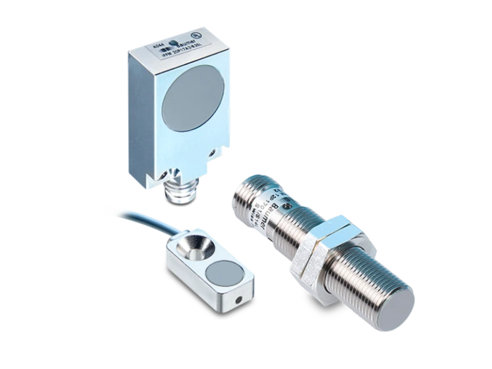 Inductieve meetsensor voor contactloze afstandsmeting op metaal