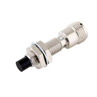 Omron E2E-X4MC28-M1 inductieve sensor